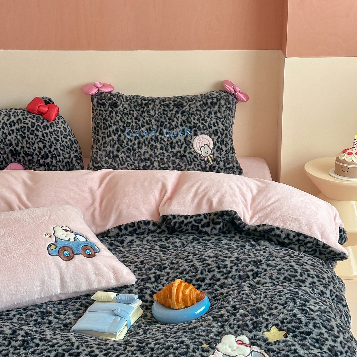 91家纺网 家纺一手货源 找家纺 桔子家纺 2025新款兔兔绒牛奶绒豹纹系列卡通绣花四件套 兔兔黑bao