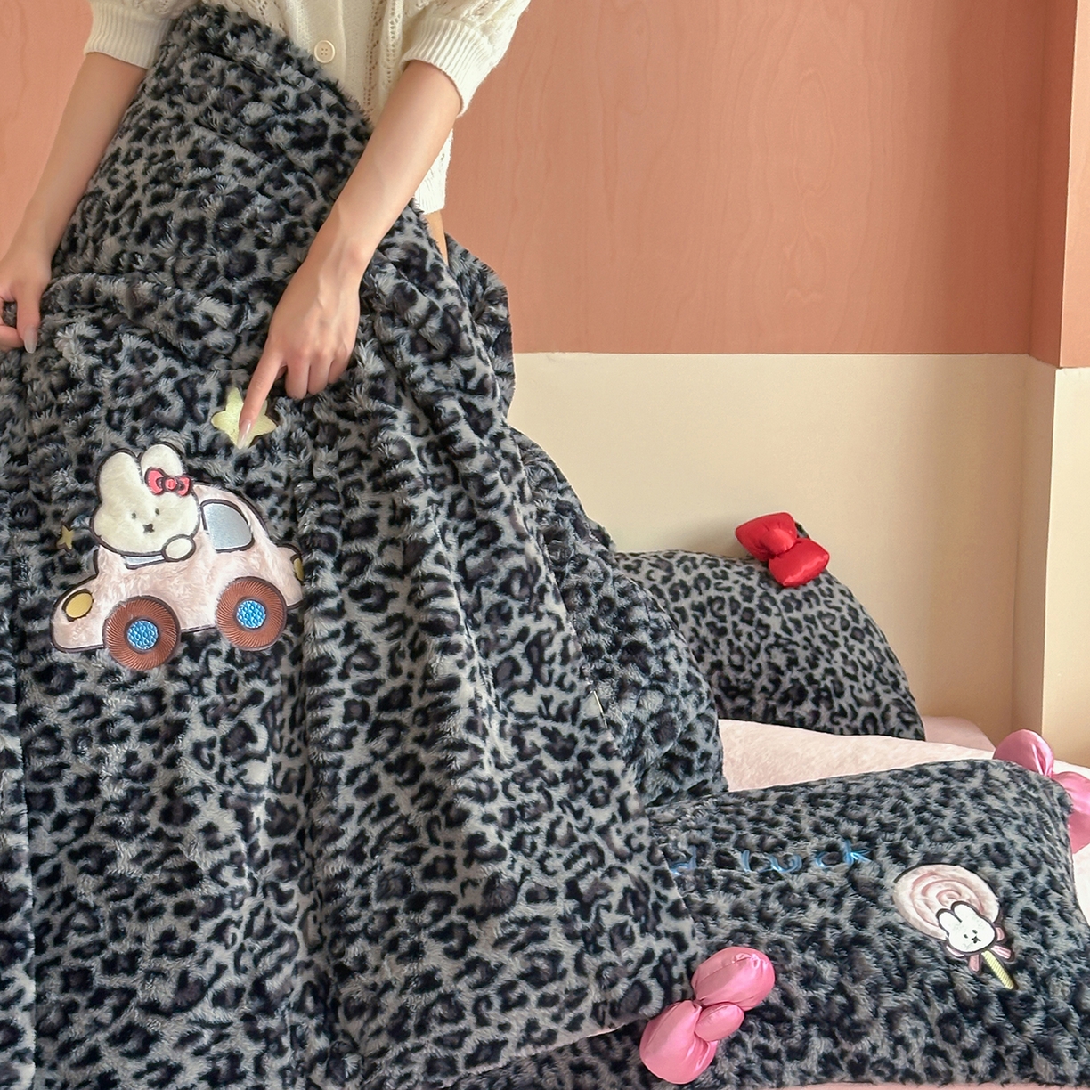 91家纺网 家纺一手货源 找家纺 桔子家纺 2025新款兔兔绒牛奶绒豹纹系列卡通绣花四件套 兔兔黑bao
