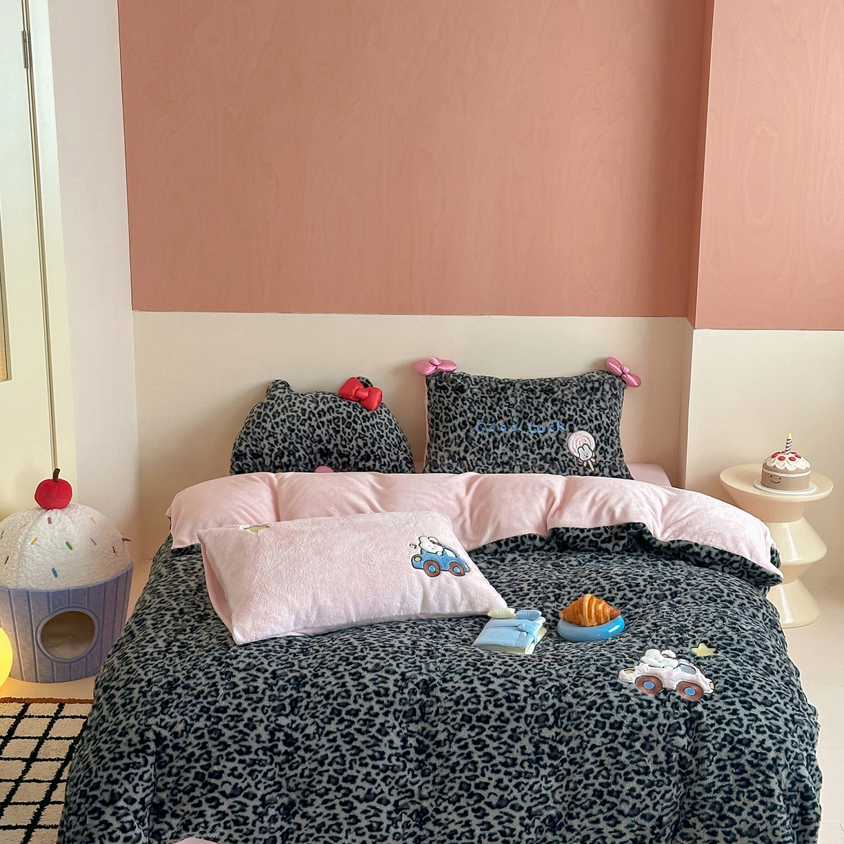 91家纺网 家纺一手货源 找家纺 桔子家纺 2025新款兔兔绒牛奶绒豹纹系列卡通绣花四件套 兔兔黑bao