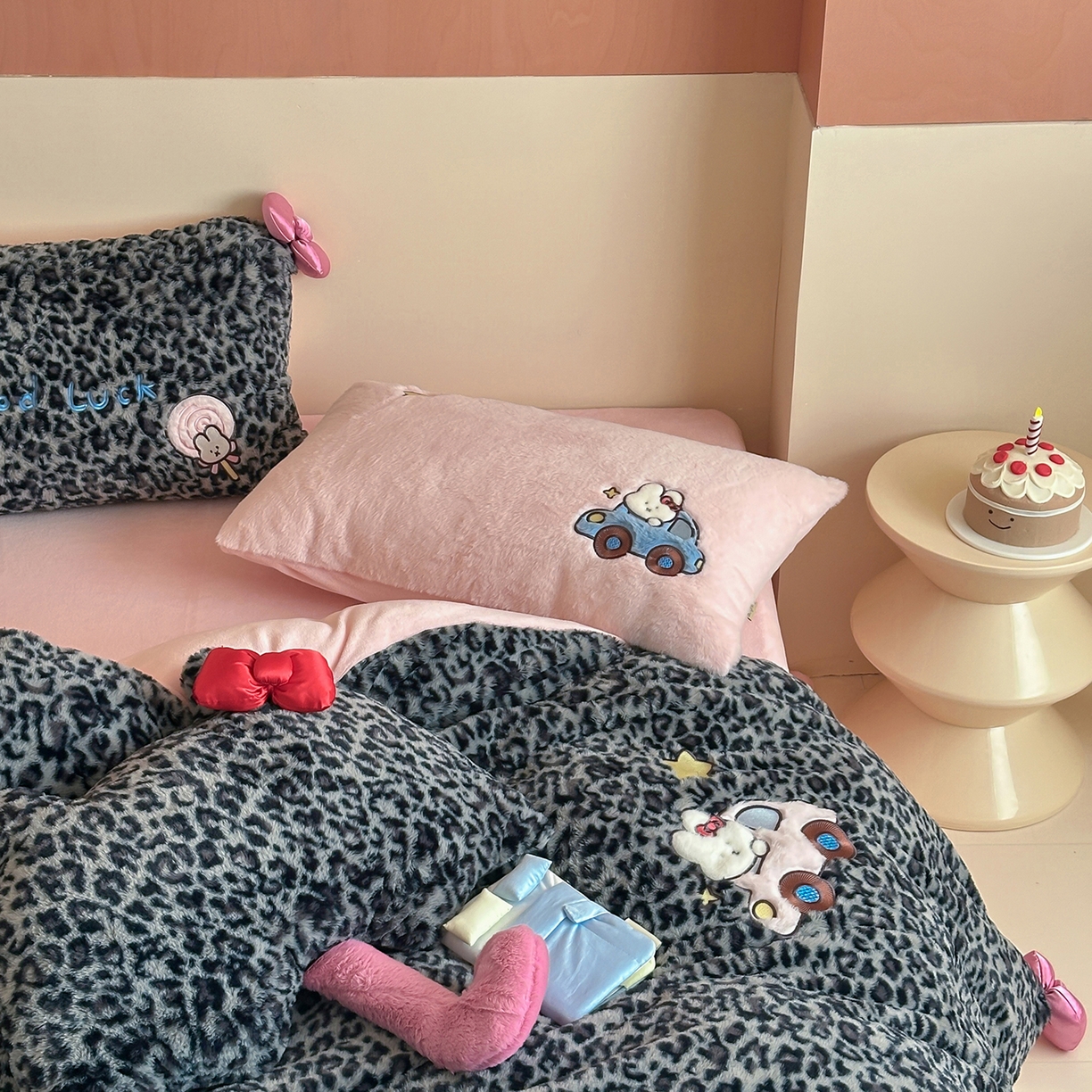 91家纺网 家纺一手货源 找家纺 桔子家纺 2025新款兔兔绒牛奶绒豹纹系列卡通绣花四件套 兔兔黑bao