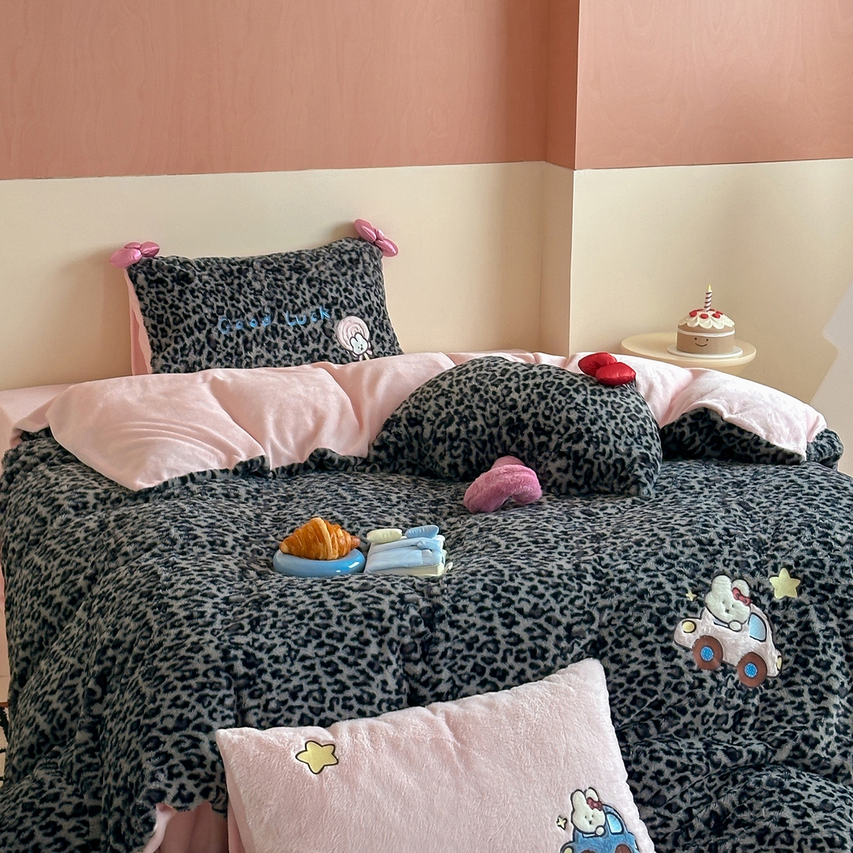 91家纺网 家纺一手货源 找家纺 桔子家纺 2025新款兔兔绒牛奶绒豹纹系列卡通绣花四件套 兔兔黑bao