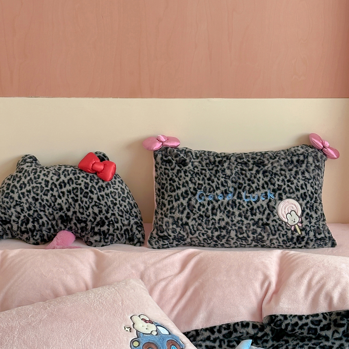 91家纺网 家纺一手货源 找家纺 桔子家纺 2025新款兔兔绒牛奶绒豹纹系列卡通绣花四件套 兔兔黑bao