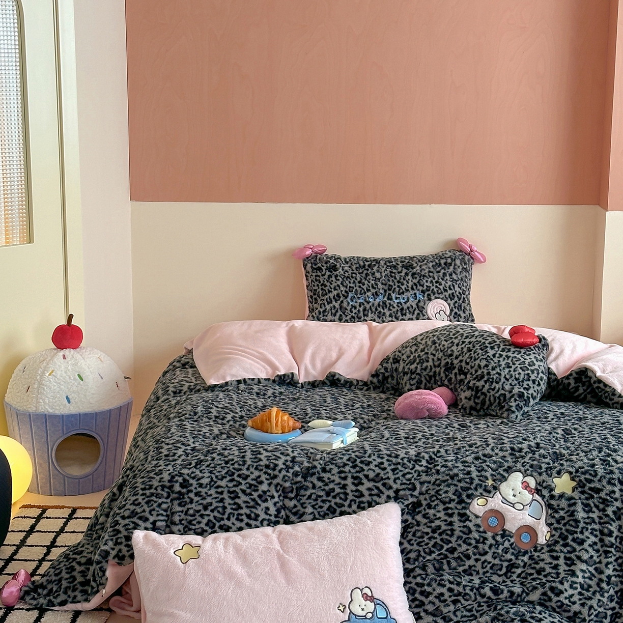 91家纺网 家纺一手货源 找家纺 桔子家纺 2025新款兔兔绒牛奶绒豹纹系列卡通绣花四件套 兔兔黑bao