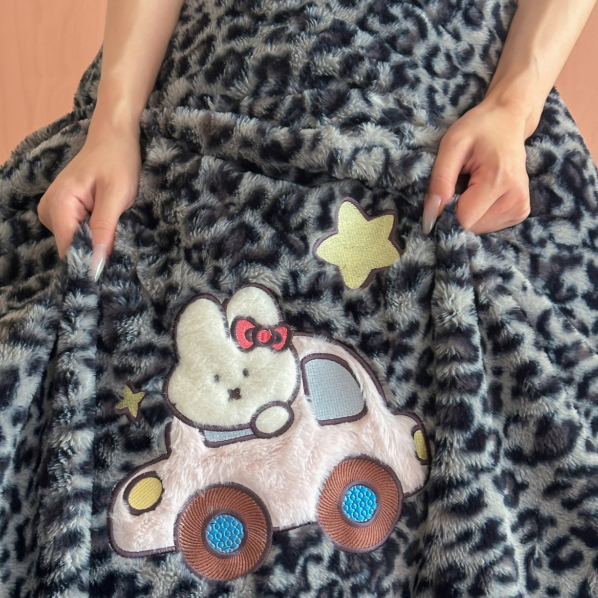 91家纺网 家纺一手货源 找家纺 桔子家纺 2025新款兔兔绒牛奶绒豹纹系列卡通绣花四件套 兔兔黑bao