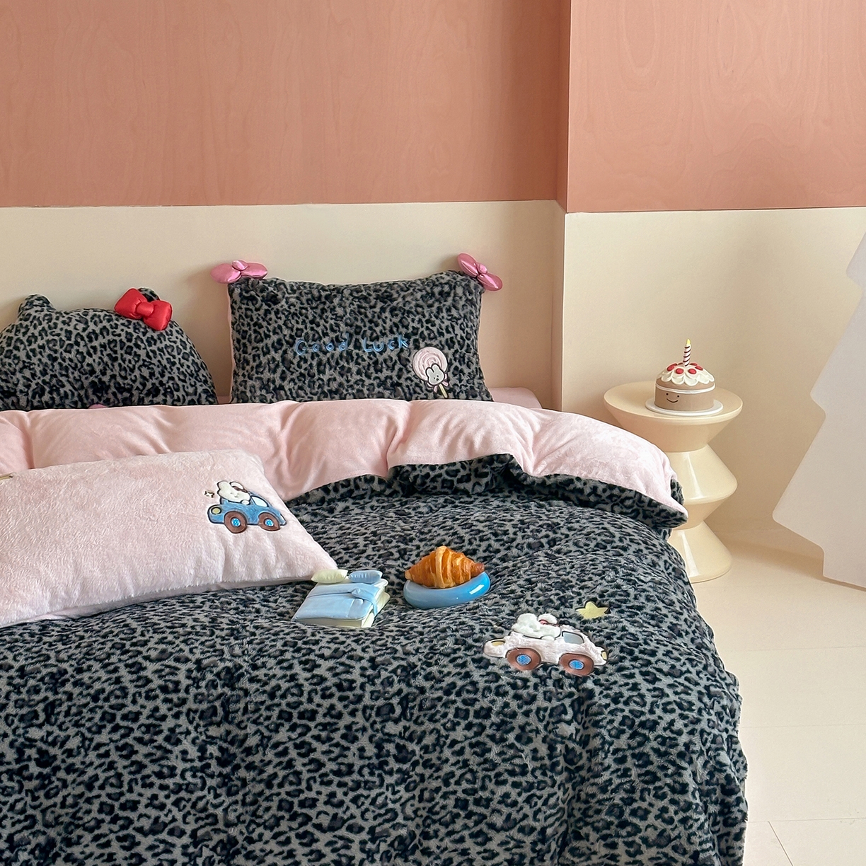 91家纺网 家纺一手货源 找家纺 桔子家纺 2025新款兔兔绒牛奶绒豹纹系列卡通绣花四件套 兔兔黑bao