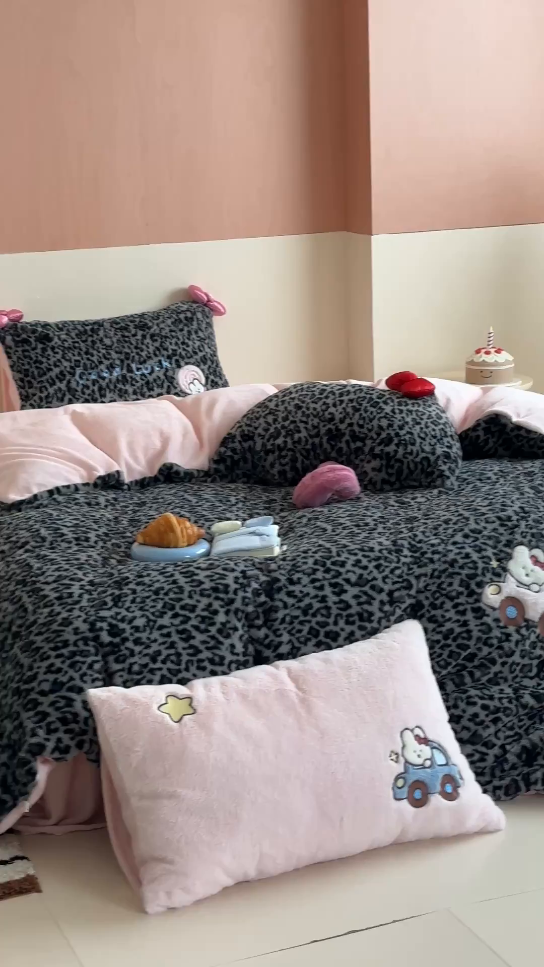 91家纺网 家纺一手货源 找家纺 桔子家纺 2025新款兔兔绒牛奶绒豹纹系列卡通绣花四件套 兔兔黑bao