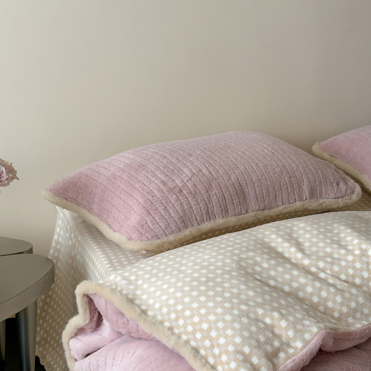 91家纺网 家纺一手货源 找家纺 桔子家纺 2025新款兔兔绒牛奶绒雕花系列四件套 紫薯