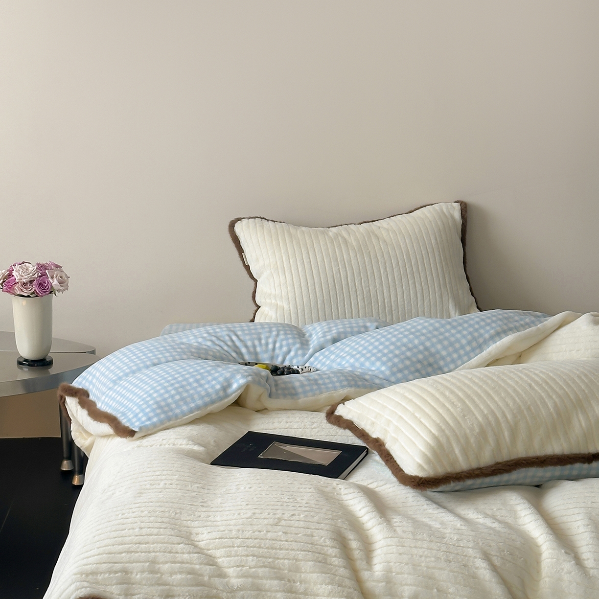 91家纺网 家纺一手货源 找家纺 桔子家纺 2025新款兔兔绒牛奶绒雕花系列四件套 白茶