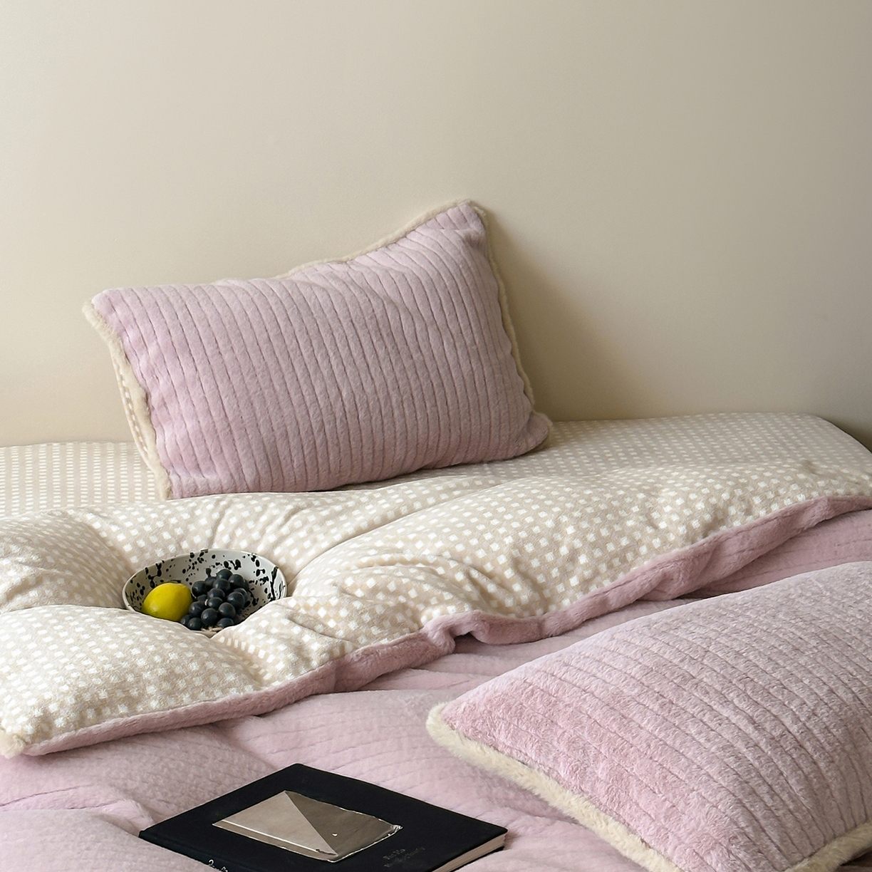 91家纺网 家纺一手货源 找家纺 桔子家纺 2025新款兔兔绒牛奶绒雕花系列四件套 紫薯