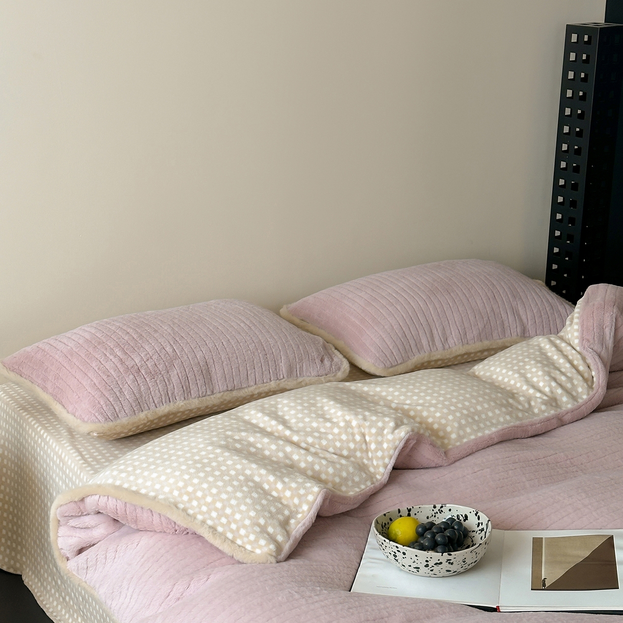 91家纺网 家纺一手货源 找家纺 桔子家纺 2025新款兔兔绒牛奶绒雕花系列四件套 紫薯