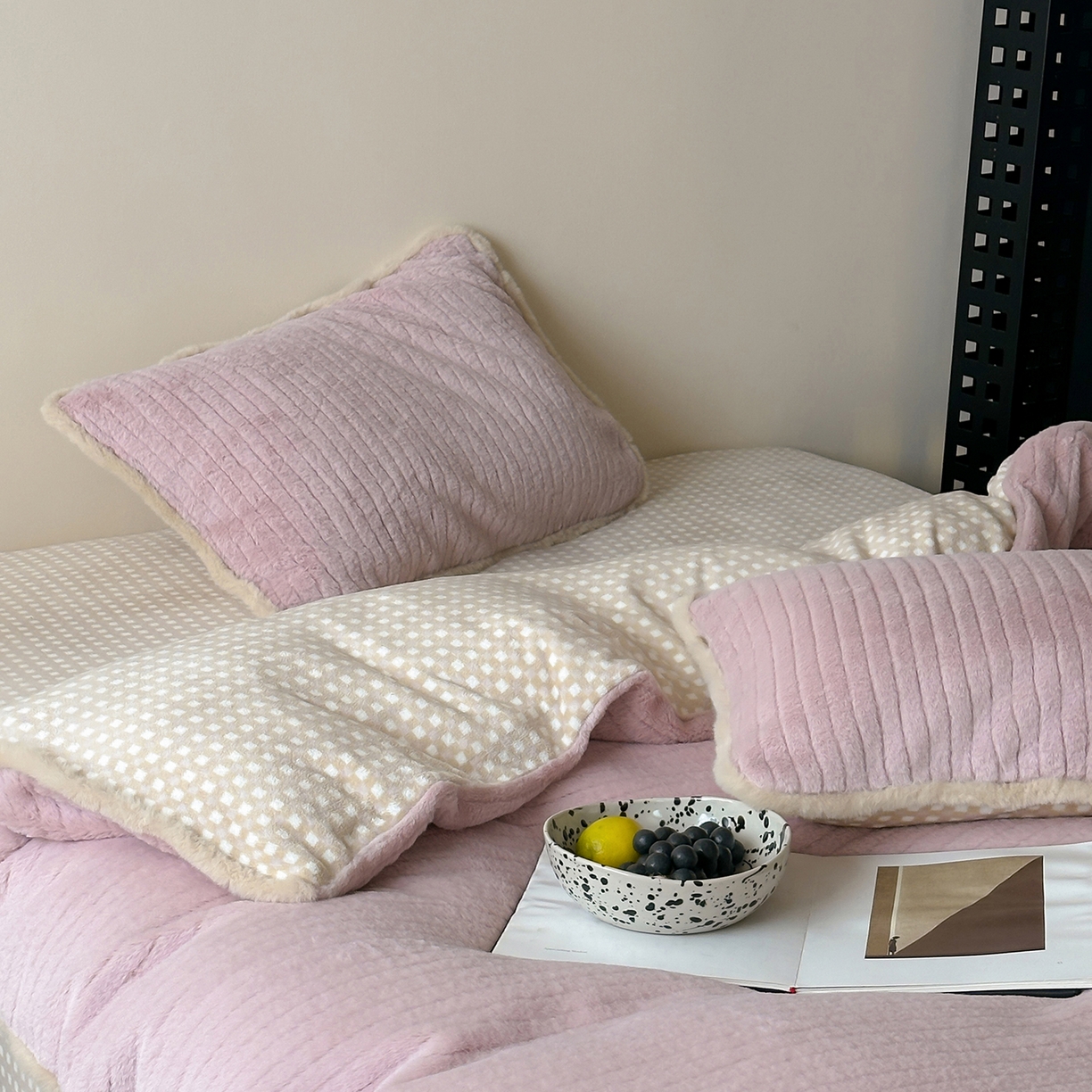 91家纺网 家纺一手货源 找家纺 桔子家纺 2025新款兔兔绒牛奶绒雕花系列四件套 紫薯