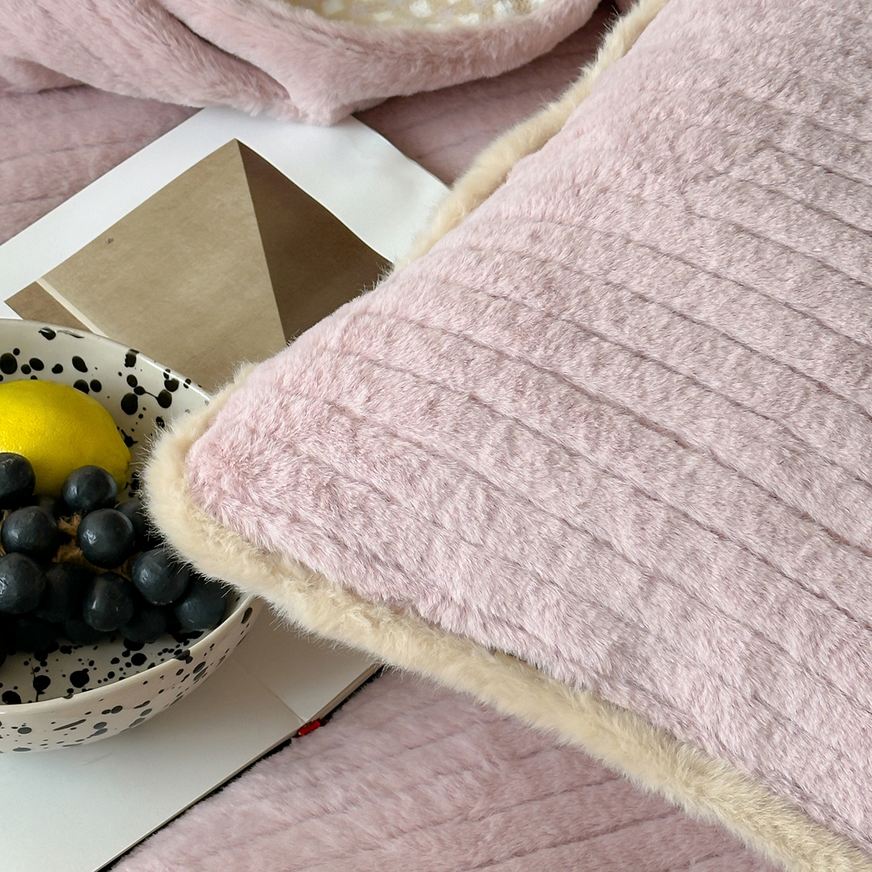 91家纺网 家纺一手货源 找家纺 桔子家纺 2025新款兔兔绒牛奶绒雕花系列四件套 紫薯