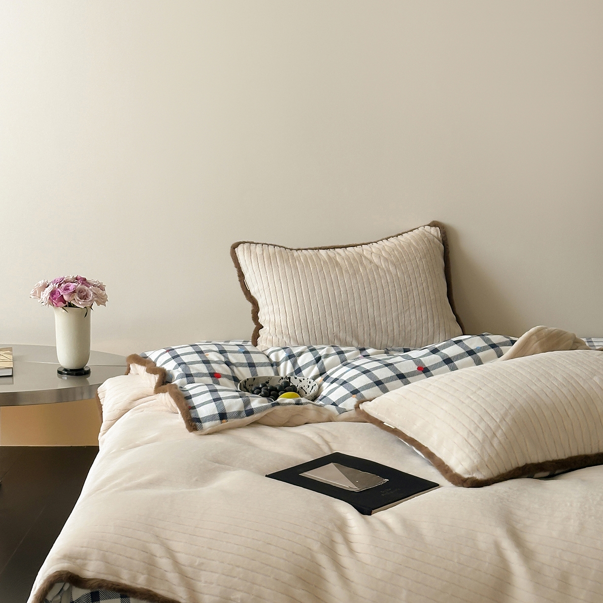 91家纺网 家纺一手货源 找家纺 桔子家纺 2025新款兔兔绒牛奶绒雕花系列四件套 奶咖