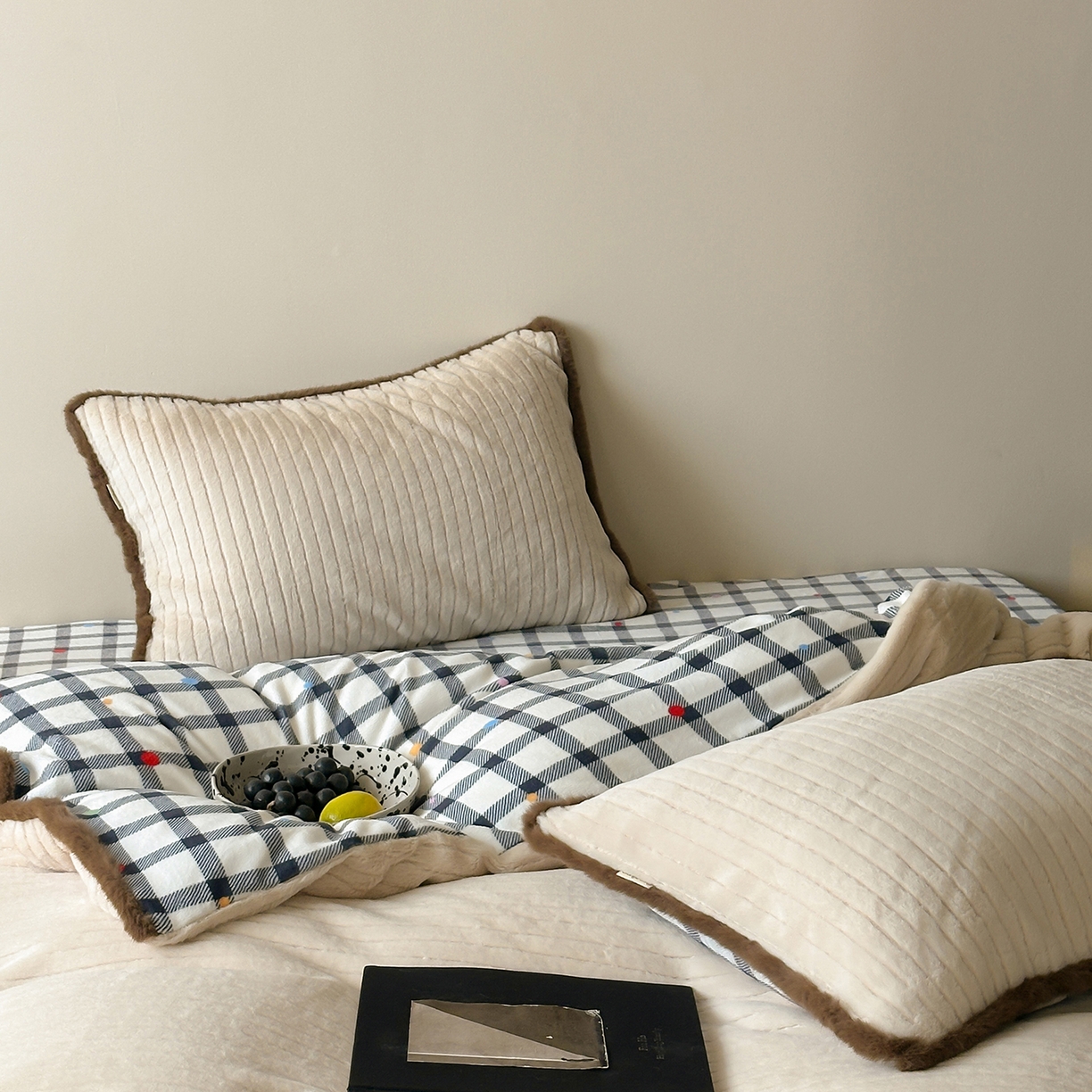 91家纺网 家纺一手货源 找家纺 桔子家纺 2025新款兔兔绒牛奶绒雕花系列四件套 奶咖