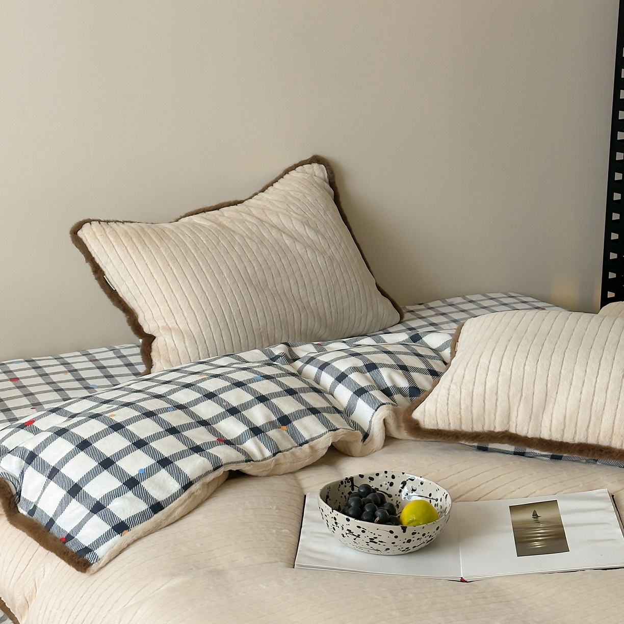 91家纺网 家纺一手货源 找家纺 桔子家纺 2025新款兔兔绒牛奶绒雕花系列四件套 奶咖