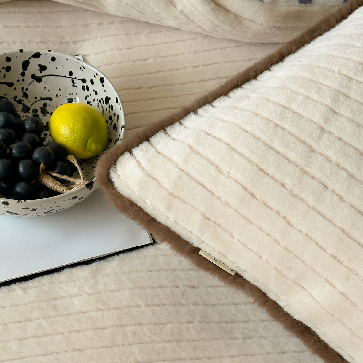 91家纺网 家纺一手货源 找家纺 桔子家纺 2025新款兔兔绒牛奶绒雕花系列四件套 奶咖