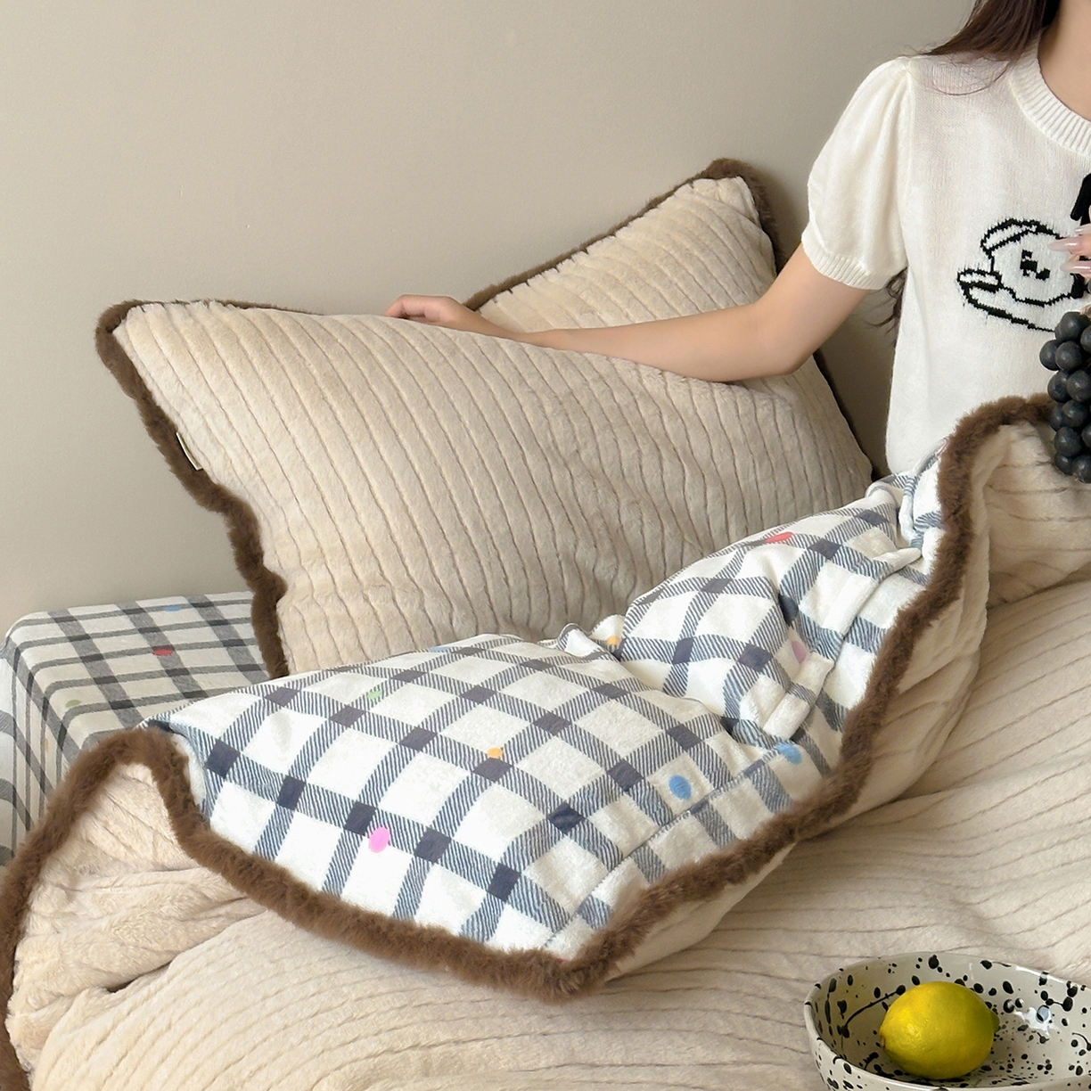 91家纺网 家纺一手货源 找家纺 桔子家纺 2025新款兔兔绒牛奶绒雕花系列四件套 奶咖