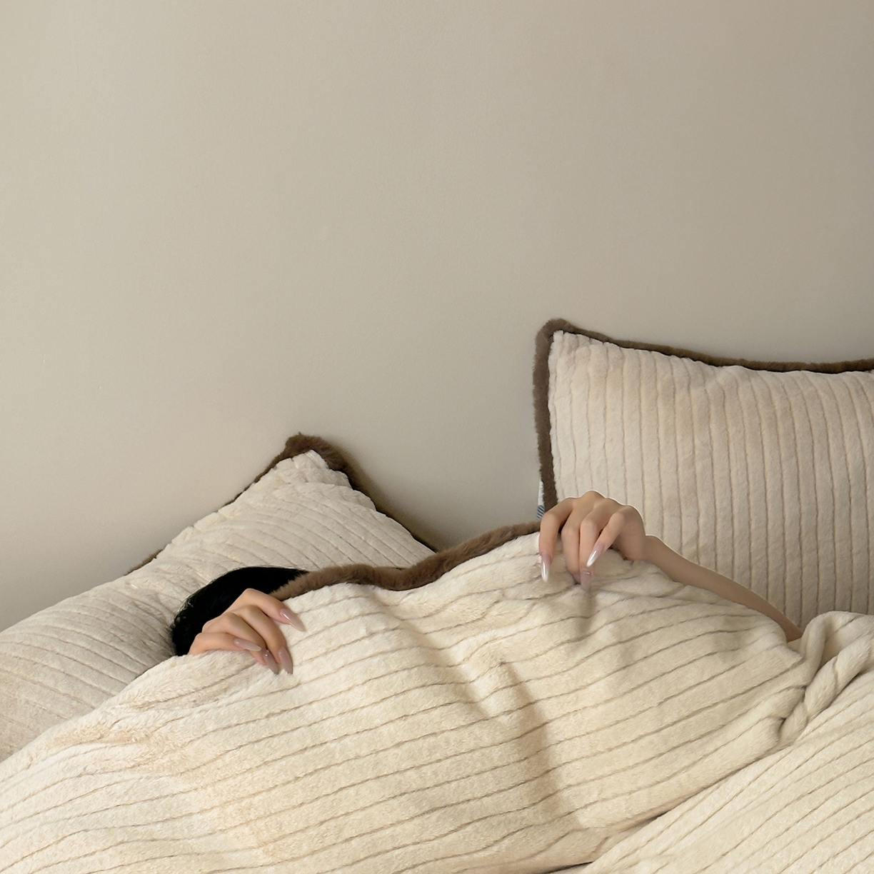 91家纺网 家纺一手货源 找家纺 桔子家纺 2025新款兔兔绒牛奶绒雕花系列四件套 奶咖