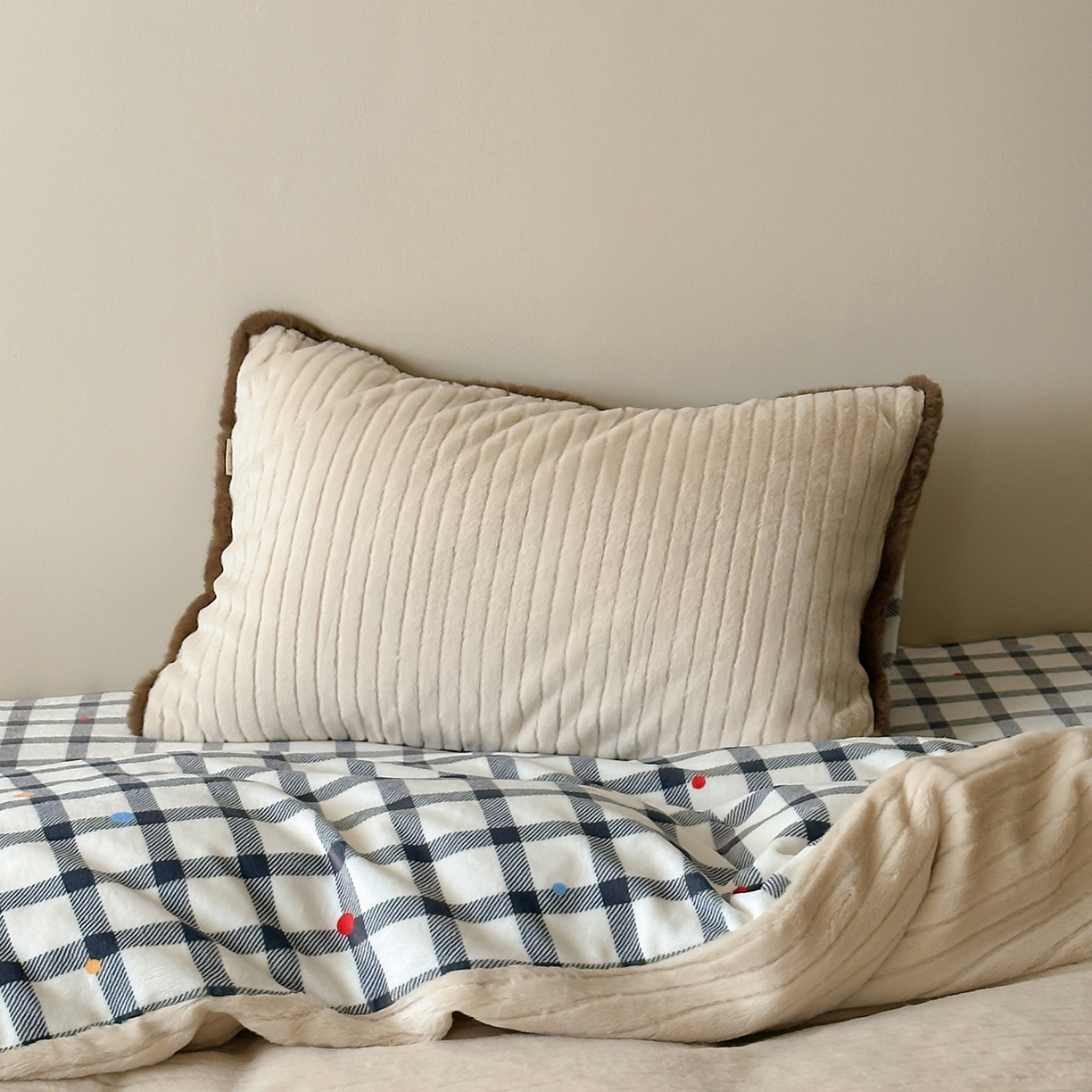 91家纺网 家纺一手货源 找家纺 桔子家纺 2025新款兔兔绒牛奶绒雕花系列四件套 奶咖