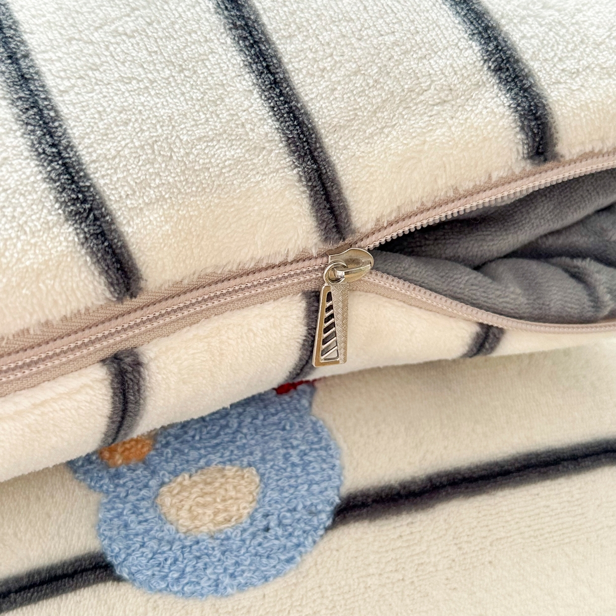 91家纺网 家纺一手货源 找家纺 2025新款牛奶绒多巴胺毛巾绣抱枕被 小象与狗