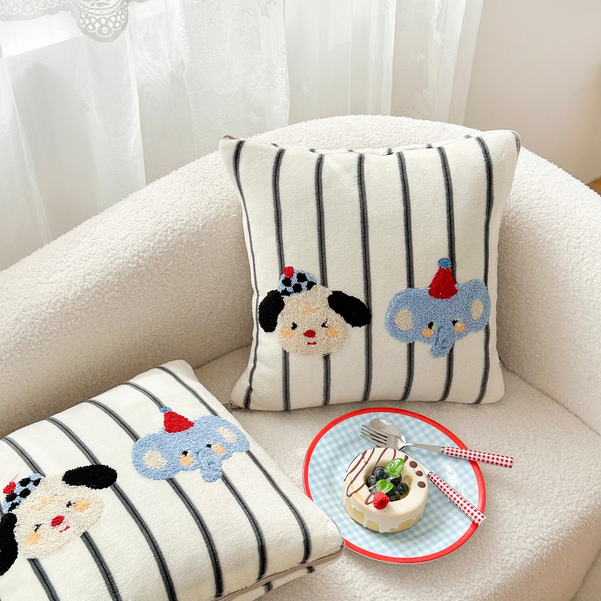 91家纺网 家纺一手货源 找家纺 2025新款牛奶绒多巴胺毛巾绣抱枕被 小象与狗