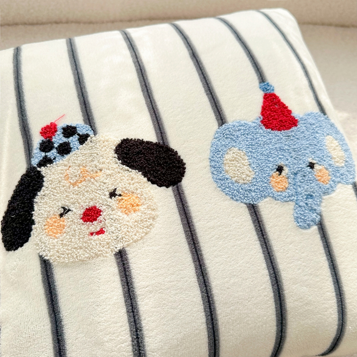 91家纺网 家纺一手货源 找家纺 2025新款牛奶绒多巴胺毛巾绣抱枕被 小象与狗