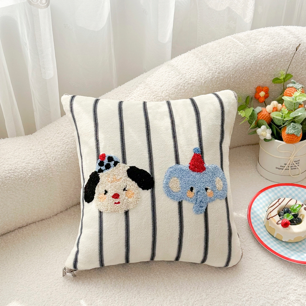 91家纺网 家纺一手货源 找家纺 2025新款牛奶绒多巴胺毛巾绣抱枕被 小象与狗