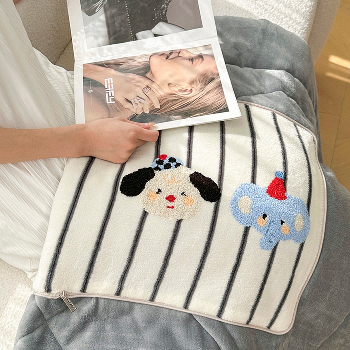 91家纺网 家纺一手货源 找家纺 2025新款牛奶绒多巴胺毛巾绣抱枕被 小象与狗