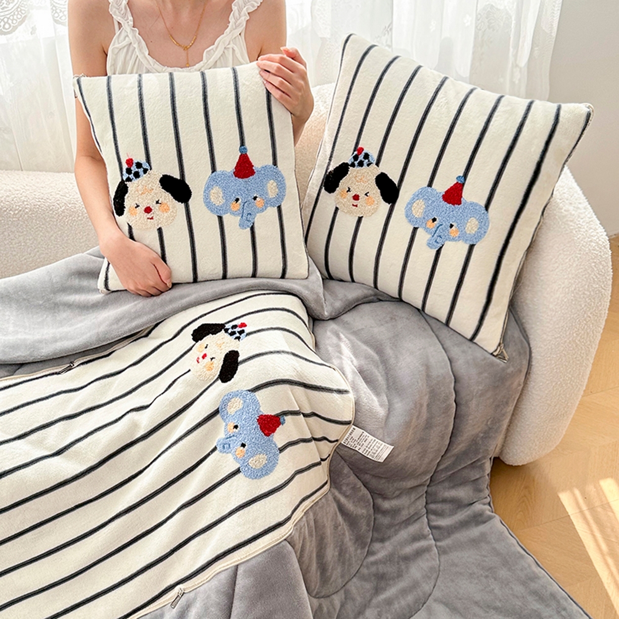 91家纺网 家纺一手货源 找家纺 2025新款牛奶绒多巴胺毛巾绣抱枕被 小象与狗