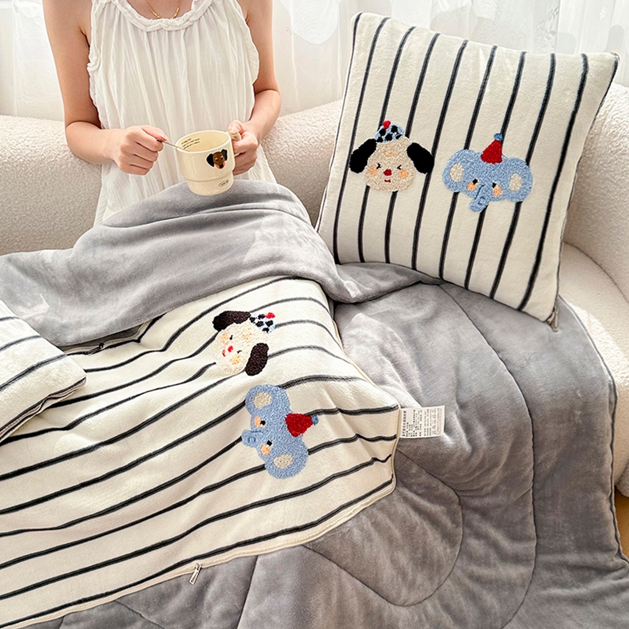 91家纺网 家纺一手货源 找家纺 2025新款牛奶绒多巴胺毛巾绣抱枕被 小象与狗