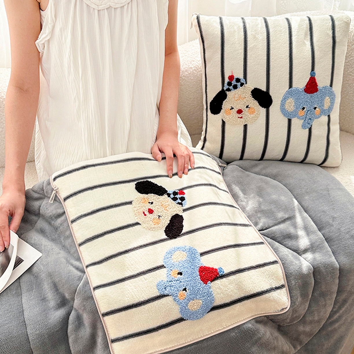 91家纺网 家纺一手货源 找家纺 2025新款牛奶绒多巴胺毛巾绣抱枕被 小象与狗
