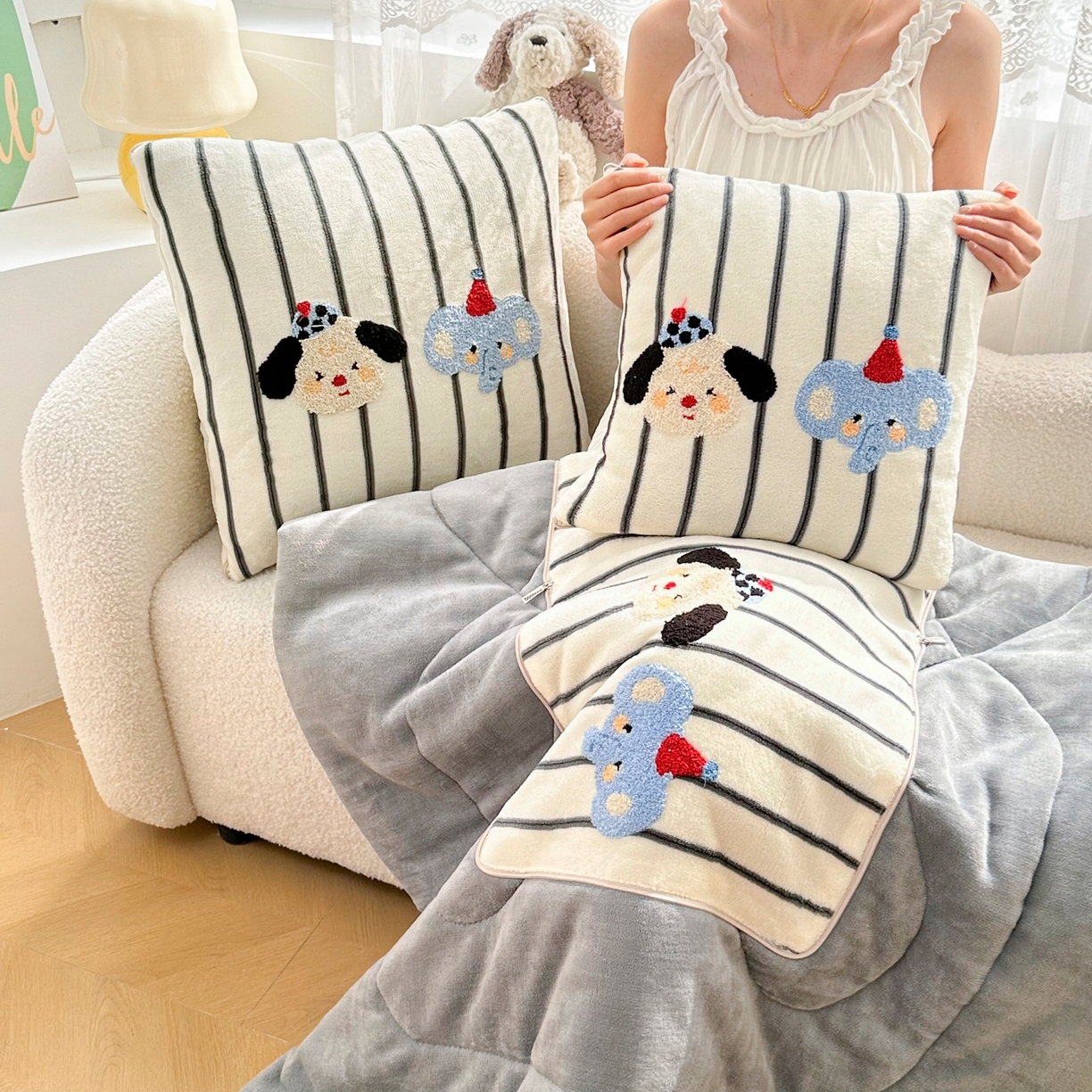 91家纺网 家纺一手货源 找家纺 2025新款牛奶绒多巴胺毛巾绣抱枕被 小象与狗