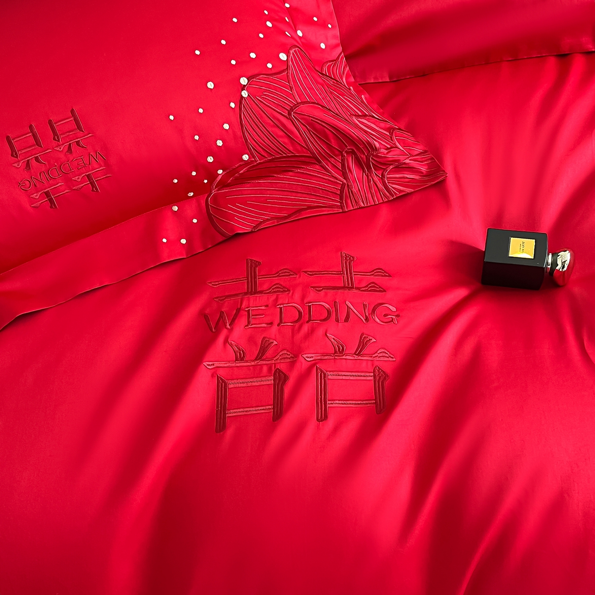 91家纺网 家纺一手货源 找家纺 置顶家纺 2025新款亲肤刺绣婚庆四件套 幸遇你-大红