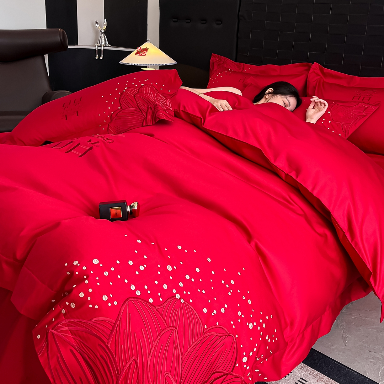 91家纺网 家纺一手货源 找家纺 置顶家纺 2025新款亲肤刺绣婚庆四件套 幸遇你-大红