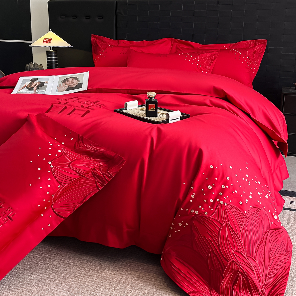 91家纺网 家纺一手货源 找家纺 置顶家纺 2025新款亲肤刺绣婚庆四件套 幸遇你-大红