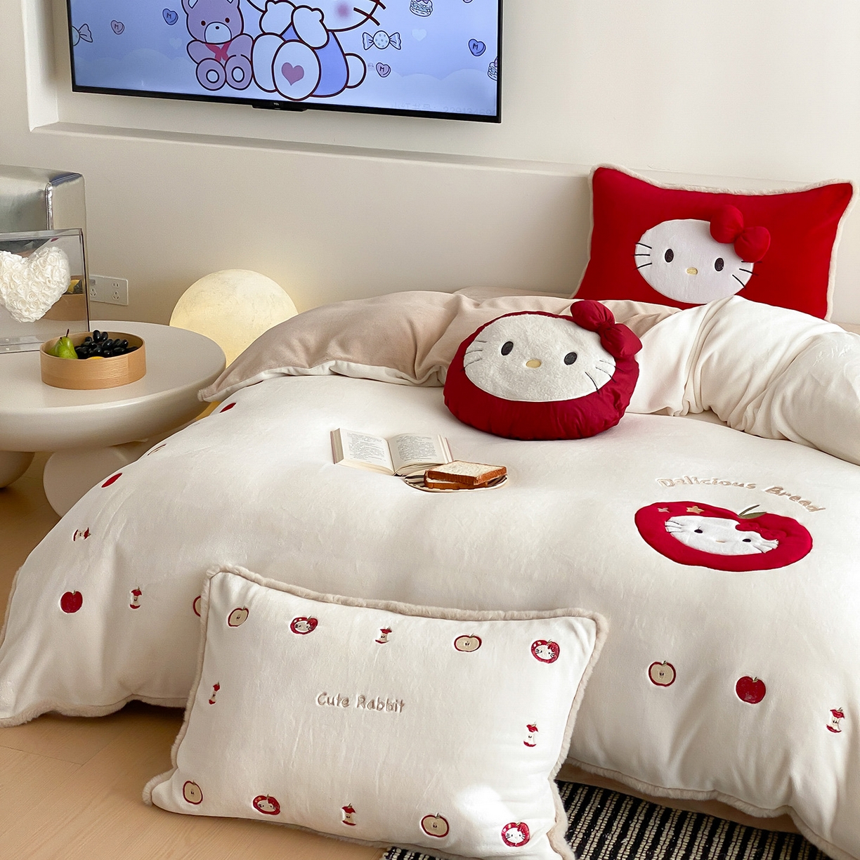 91家纺网 家纺一手货源 找家纺 （总）佳汐蓝家纺 2025新款230g牛奶绒毛条刺绣四件套-苹果猫(控价：卷后不低于298元)