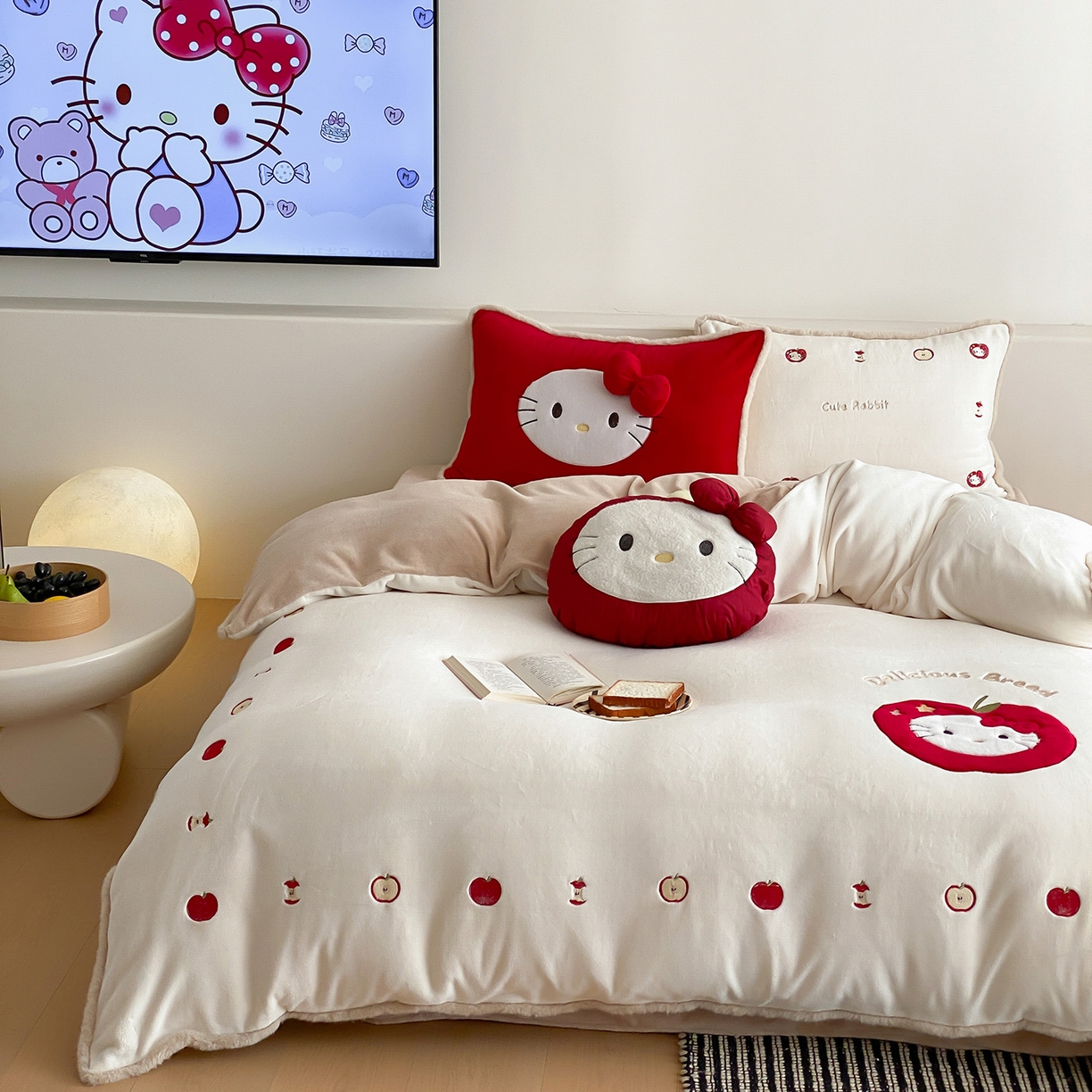 91家纺网 家纺一手货源 找家纺 （总）佳汐蓝家纺 2025新款230g牛奶绒毛条刺绣四件套-苹果猫(控价：卷后不低于298元)