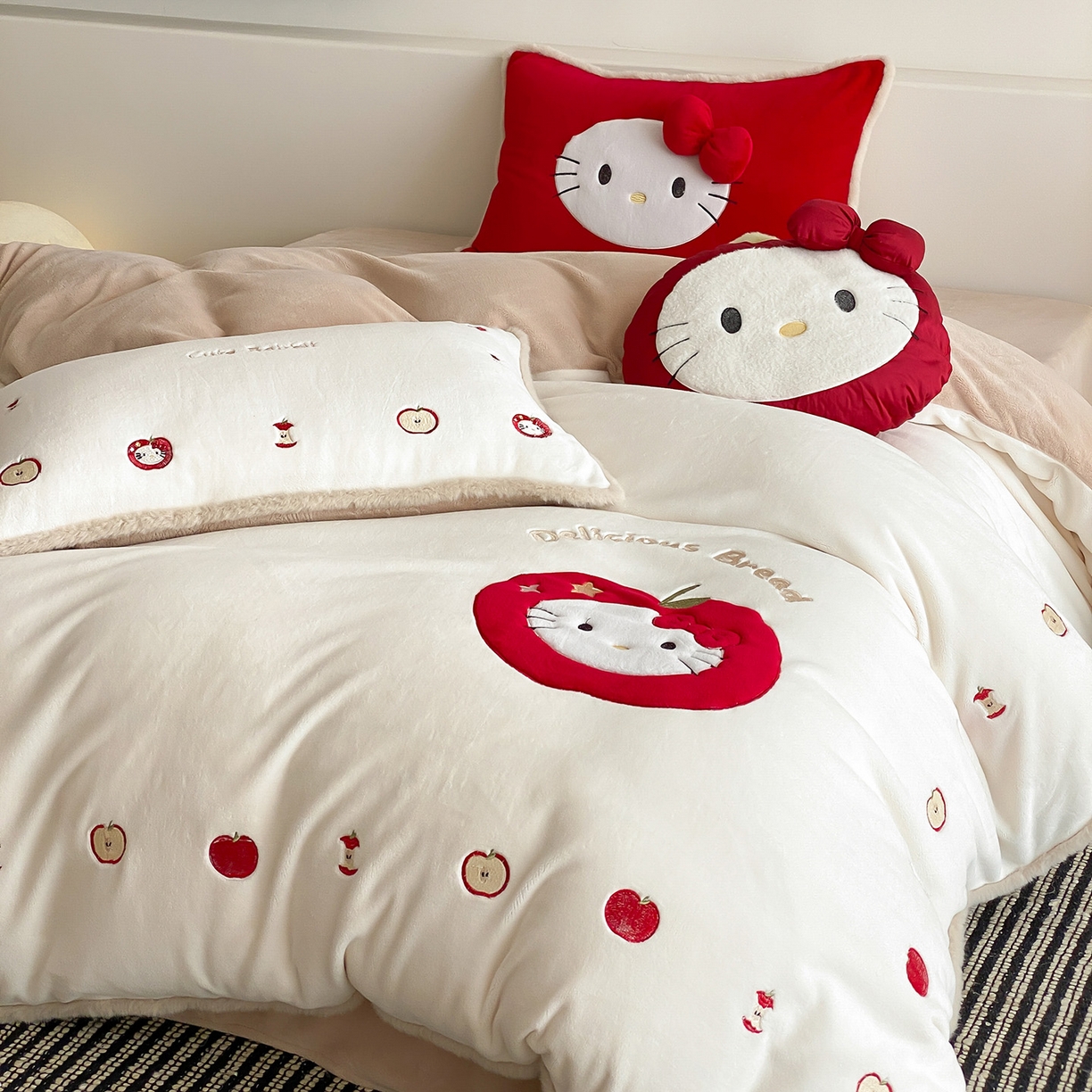 91家纺网 家纺一手货源 找家纺 （总）佳汐蓝家纺 2025新款230g牛奶绒毛条刺绣四件套-苹果猫(控价：卷后不低于298元)