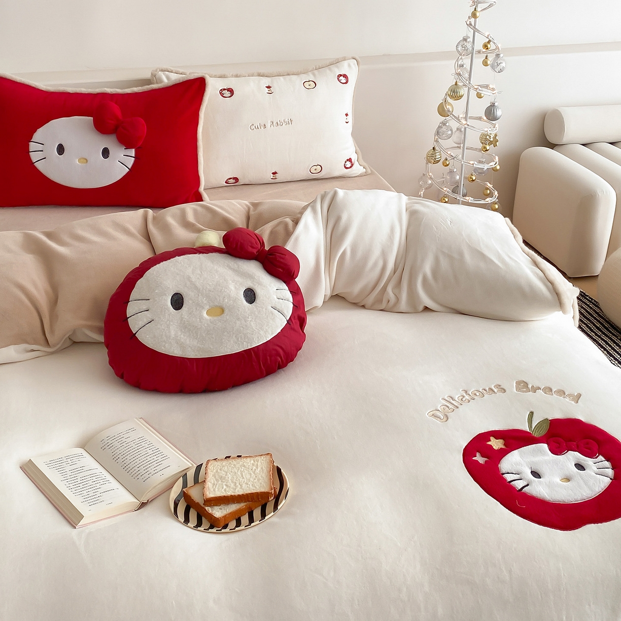 91家纺网 家纺一手货源 找家纺 （总）佳汐蓝家纺 2025新款230g牛奶绒毛条刺绣四件套-苹果猫(控价：卷后不低于298元)