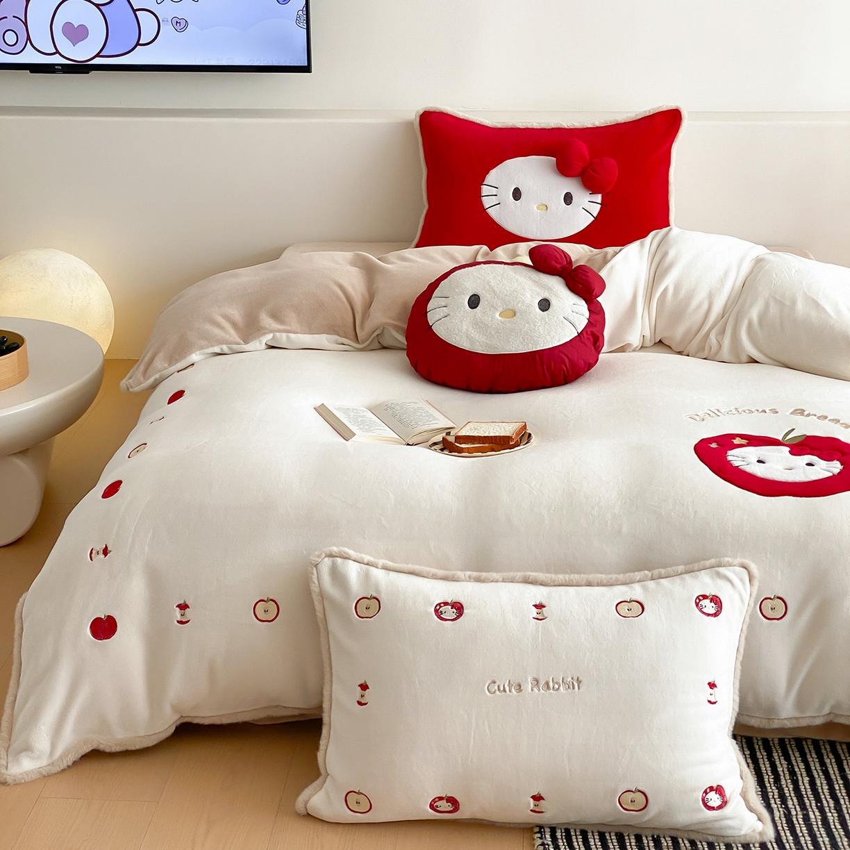 91家纺网 家纺一手货源 找家纺 （总）佳汐蓝家纺 2025新款230g牛奶绒毛条刺绣四件套-苹果猫(控价：卷后不低于298元)