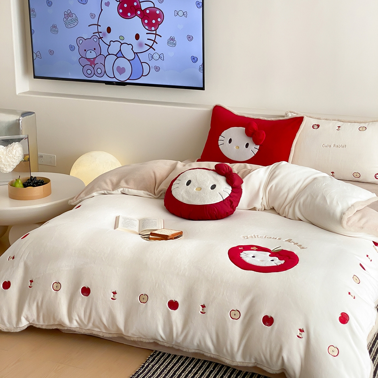 91家纺网 家纺一手货源 找家纺 （总）佳汐蓝家纺 2025新款230g牛奶绒毛条刺绣四件套-苹果猫(控价：卷后不低于298元)