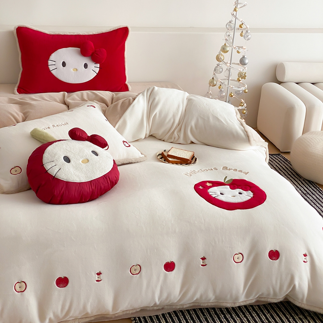 91家纺网 家纺一手货源 找家纺 （总）佳汐蓝家纺 2025新款230g牛奶绒毛条刺绣四件套-苹果猫(控价：卷后不低于298元)