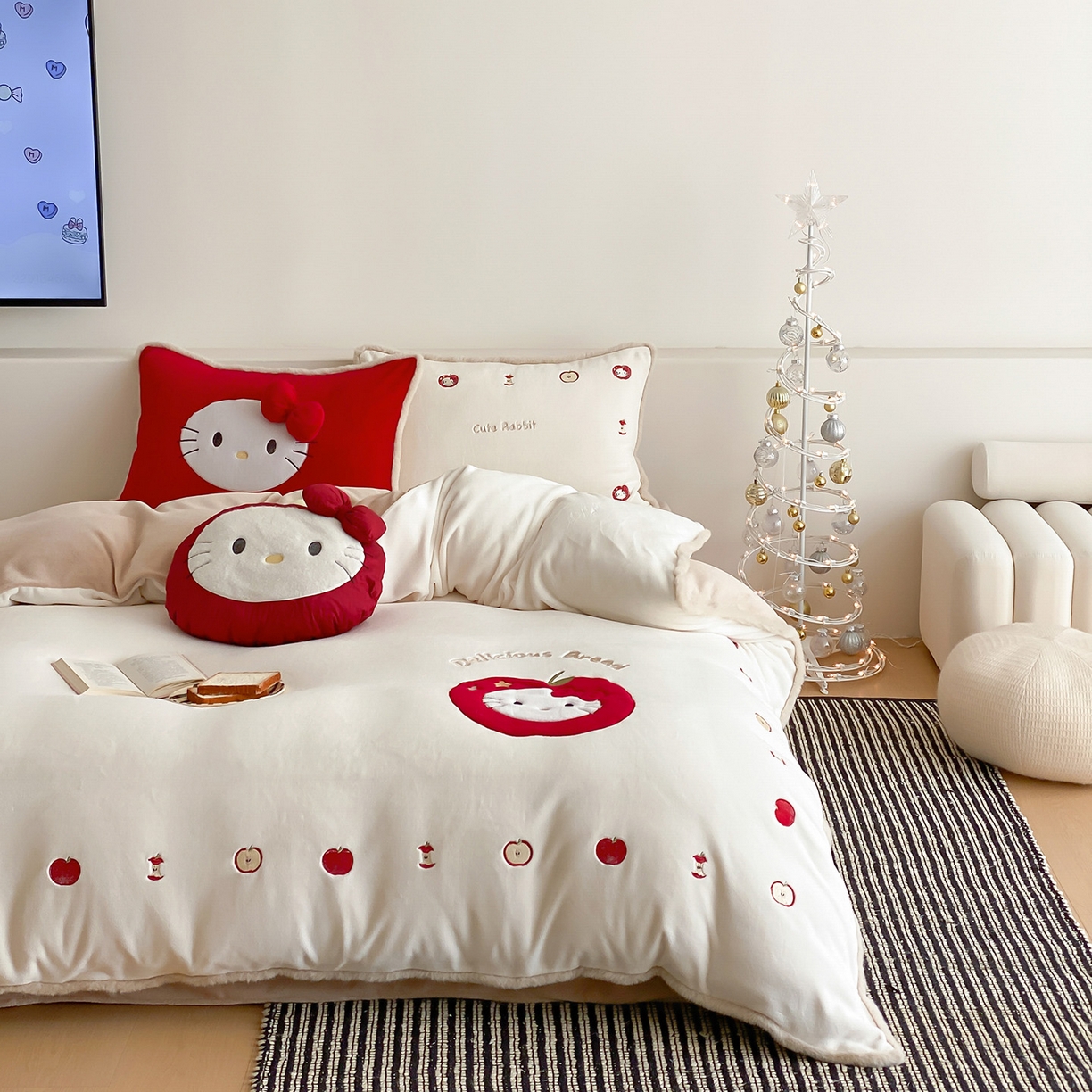 91家纺网 家纺一手货源 找家纺 （总）佳汐蓝家纺 2025新款230g牛奶绒毛条刺绣四件套-苹果猫(控价：卷后不低于298元)