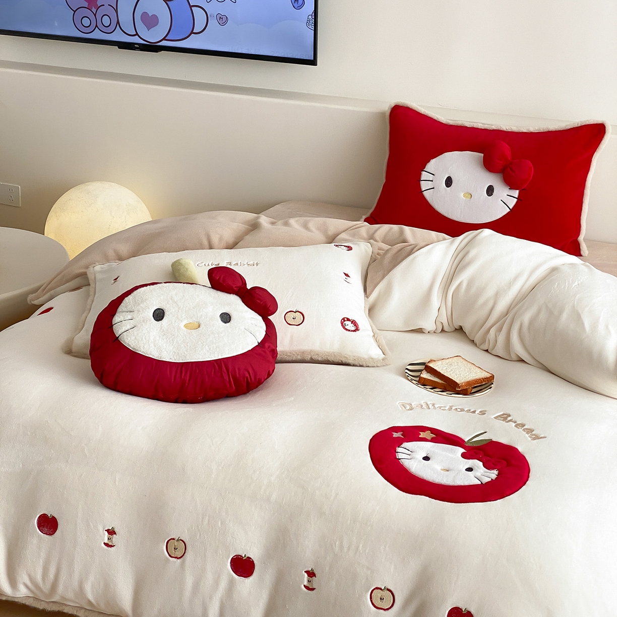 91家纺网 家纺一手货源 找家纺 （总）佳汐蓝家纺 2025新款230g牛奶绒毛条刺绣四件套-苹果猫(控价：卷后不低于298元)