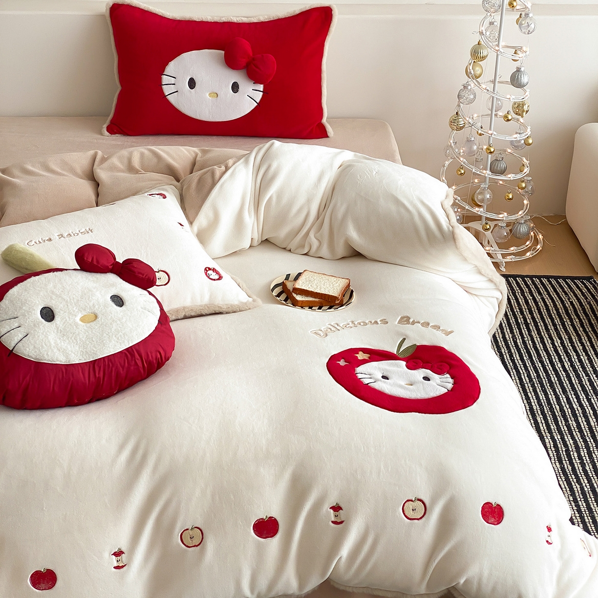 91家纺网 家纺一手货源 找家纺 （总）佳汐蓝家纺 2025新款230g牛奶绒毛条刺绣四件套-苹果猫(控价：卷后不低于298元)