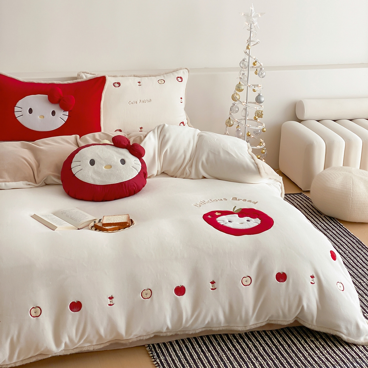 91家纺网 家纺一手货源 找家纺 （总）佳汐蓝家纺 2025新款230g牛奶绒毛条刺绣四件套-苹果猫(控价：卷后不低于298元)