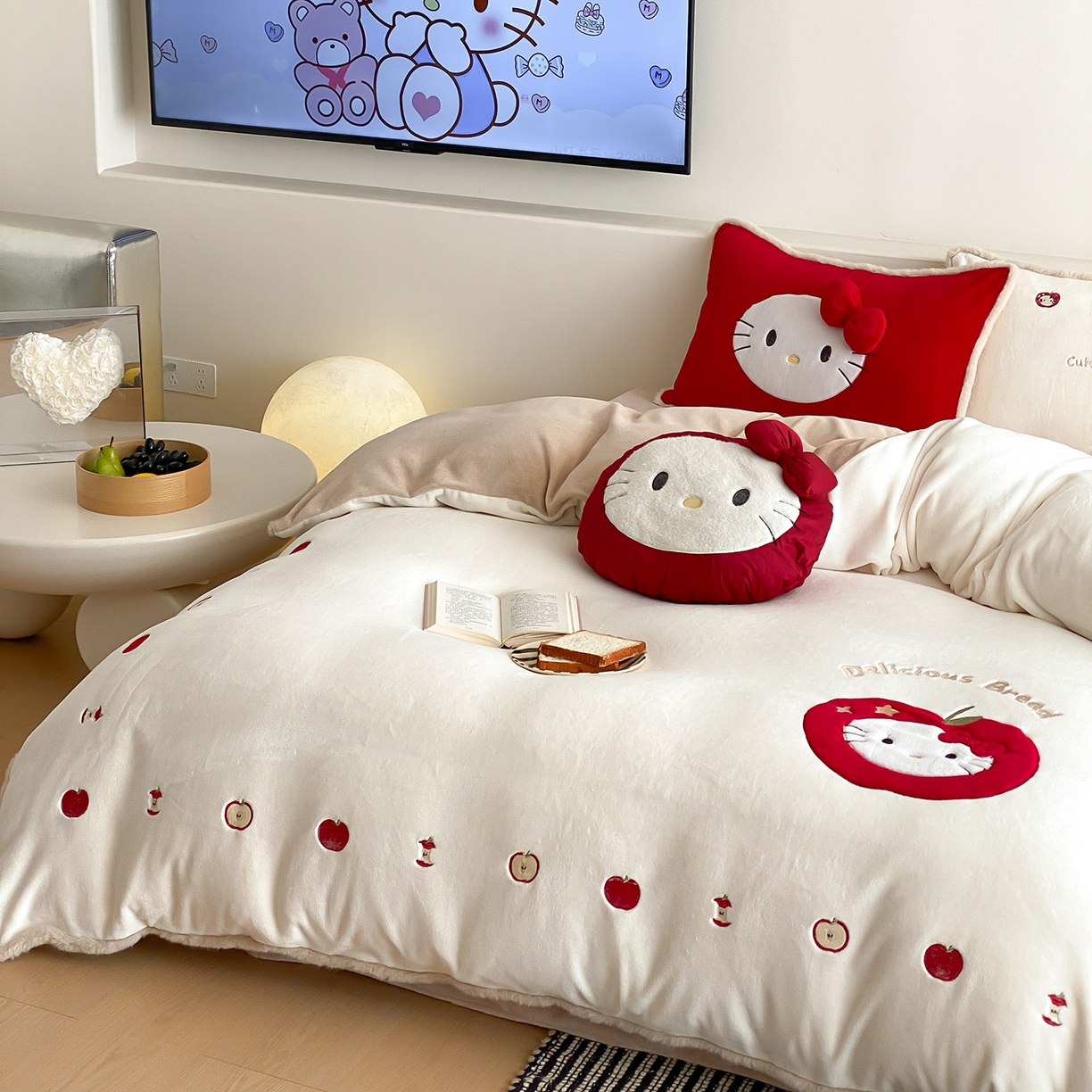 91家纺网 家纺一手货源 找家纺 （总）佳汐蓝家纺 2025新款230g牛奶绒毛条刺绣四件套-苹果猫(控价：卷后不低于298元)