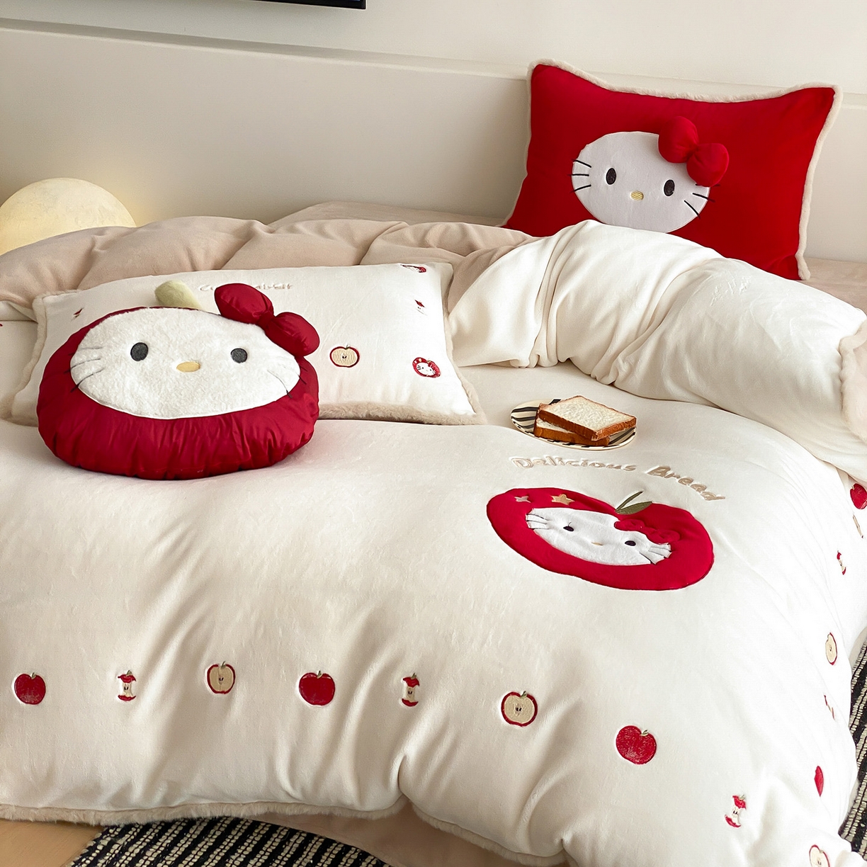 91家纺网 家纺一手货源 找家纺 （总）佳汐蓝家纺 2025新款230g牛奶绒毛条刺绣四件套-苹果猫(控价：卷后不低于298元)