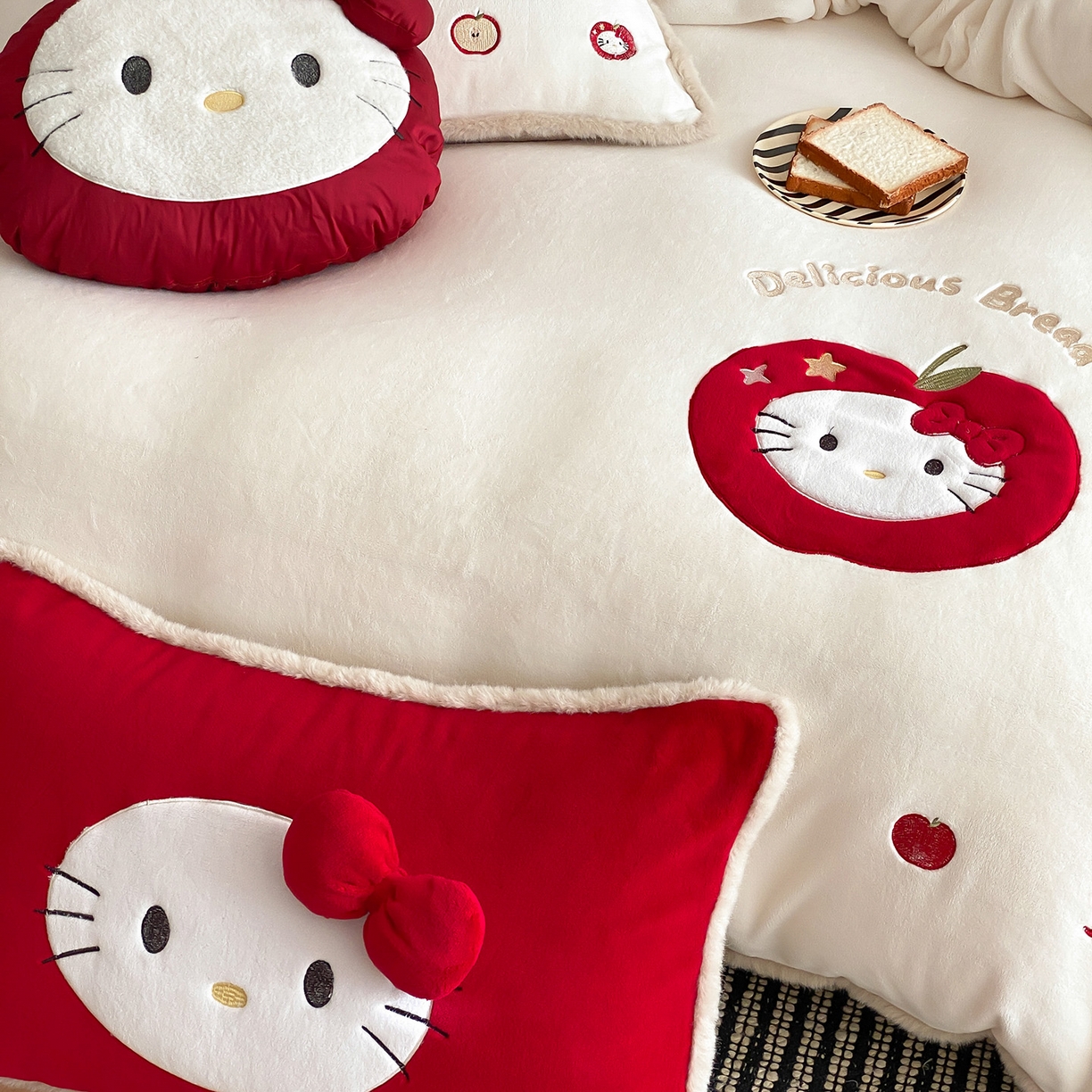 91家纺网 家纺一手货源 找家纺 （总）佳汐蓝家纺 2025新款230g牛奶绒毛条刺绣四件套-苹果猫(控价：卷后不低于298元)