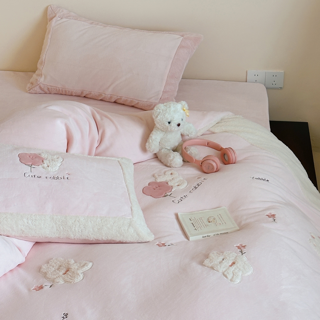 91家纺网 家纺一手货源 找家纺 （总）佳汐蓝家纺 2025新款230g牛奶绒贴布刺绣四件套-小白兔（控价：卷后不低于268/298/318元）